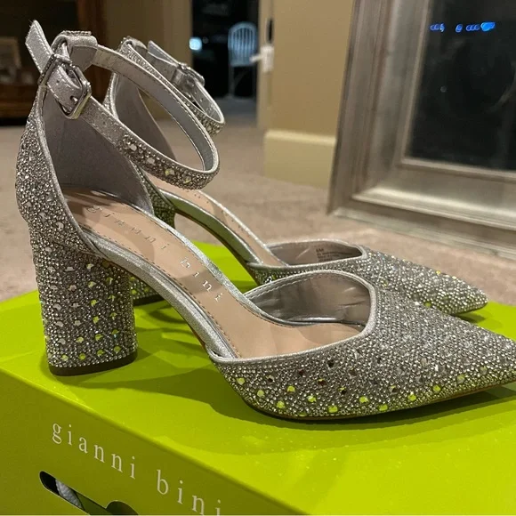 Gianni Bini size 6 silver formal shoes - Picture 2 of 15
